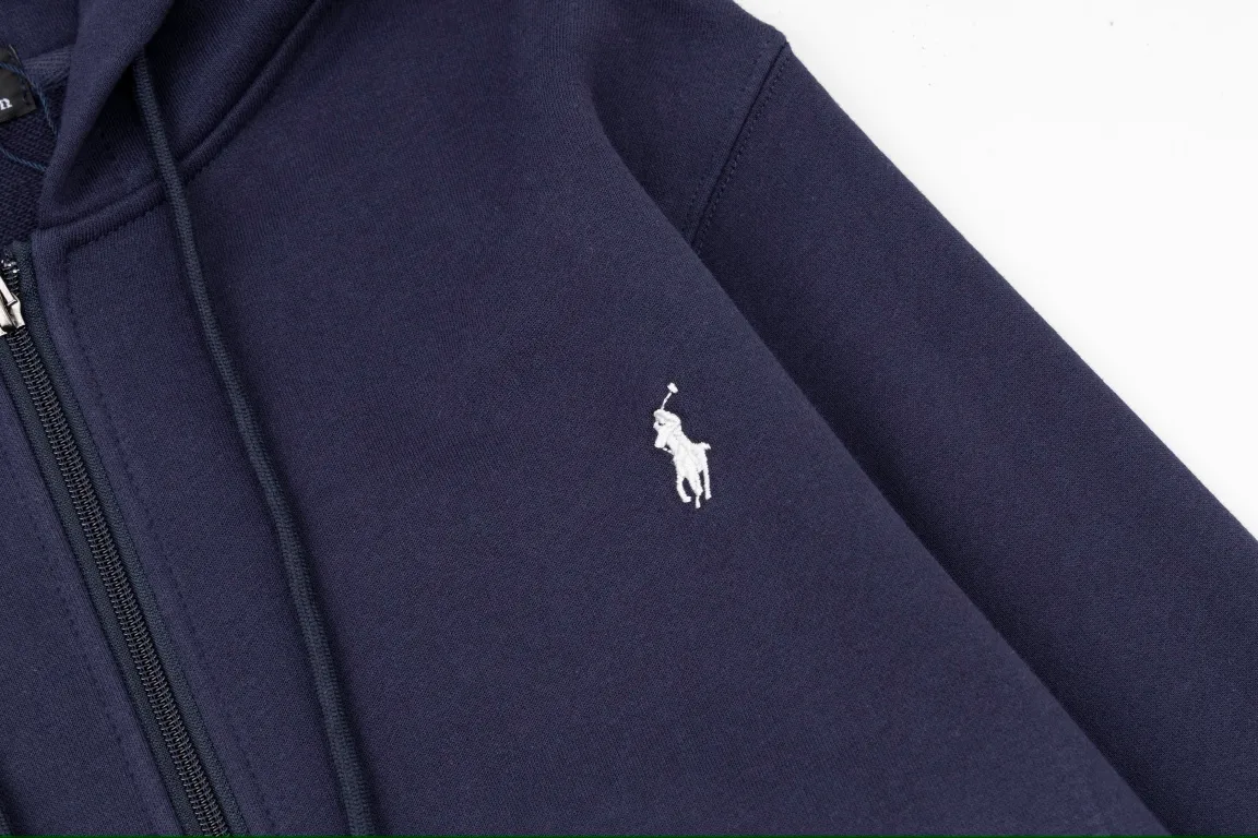 P240 Style No.: Y055 Ralph Lauren/Ralph Lauren pony embroidered zipper cardigan hooded sweatshirt. A one-of-a-kind sweatshirt for autumn and winter is here. You can wear it casually no matter how you wear it! ! This hooded sweatshirt is decorated with the simple style that represents Ralph Lauren and is paired with a pony embroidery pattern, which is three-dimensional and full! The solid color fabric paired with exquisite embroidery instantly sets it off! Hooded sports design, loose and casual fit! The overall texture is very strong! Through the pictures, we can feel the thickness and texture of custom-woven and dyed threads. The workmanship is exquisite. They are shipped from major foreign trade factories. They are all made by masters with many years of experience. Everything is of high standards and requirements! Simple and versatile model ~ Made of imported pique cotton fabric, which is super delicate and soft, close to the body without being tied. All fabrics and accessories are original custom-made and of high quality! Perfectly reflects the brand’s sense of superiority! Standard cut, comfortable stretch, unrestricted movement! Highly practical, high-end and classy! Versatile style ~ can be paired with jeans or jogging pants. Ideal for transitioning from your morning commute to weekend events! Tag, hanging particles, washed, packaging bag, full set of accessories, very good-looking, super exquisite workmanship, size: S-XL, color: navy, black, gray
